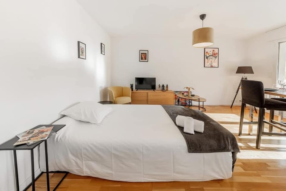 Bed, Living room, Photo of the whole room, Seating area, Bedroom