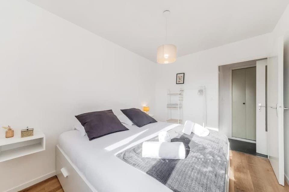 Bed, Photo of the whole room, Bedroom, towels