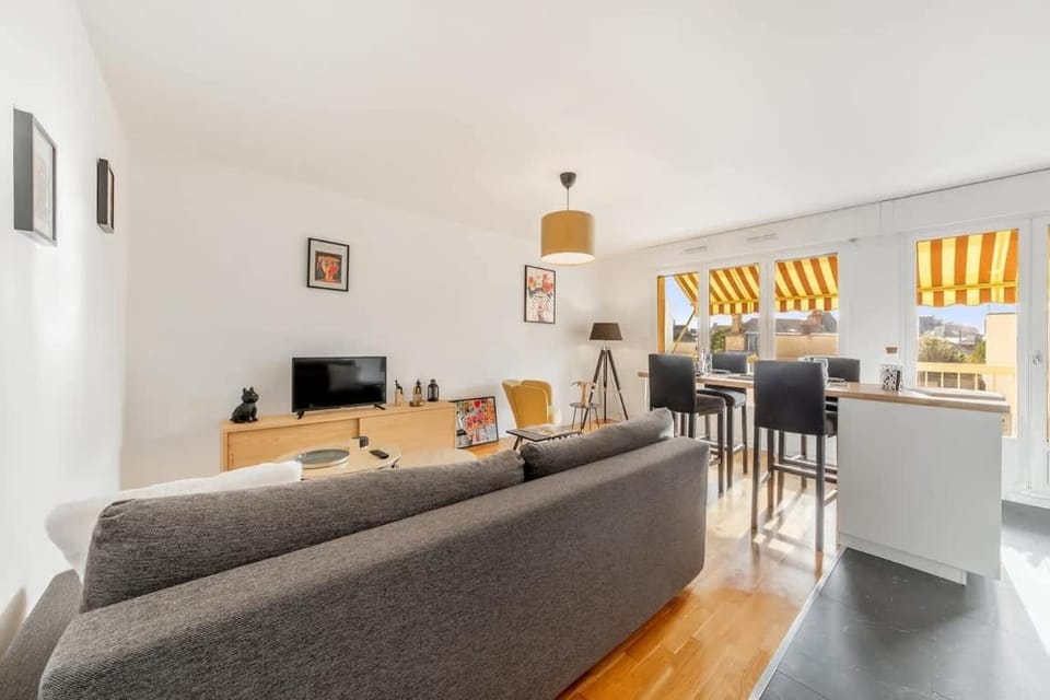 Communal lounge/ TV room, TV and multimedia, Living room, Seating area, Dining area