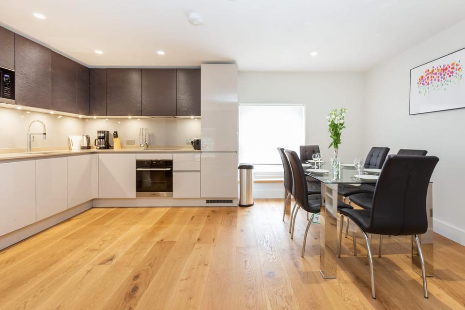 Coffee/tea facilities, Kitchen or kitchenette, Living room, Seating area, Dining area, dishwasher, oven, stove, toaster