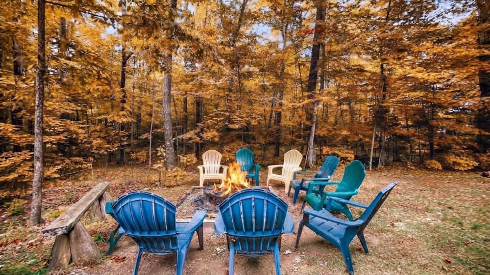 Sleepy Moose- Cozy Cabin in Sister Bay, Hot Tub, Fire Pit, Dogs! Cabin in Sister Bay
