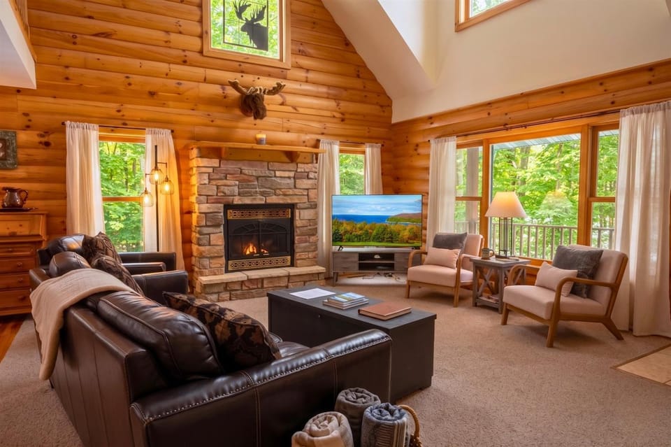 Cozy Cabin in Sister Bay HotTub FirePit Dogs Cabin in Sister Bay