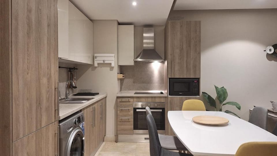 Dining area, oven, stove, washing machine