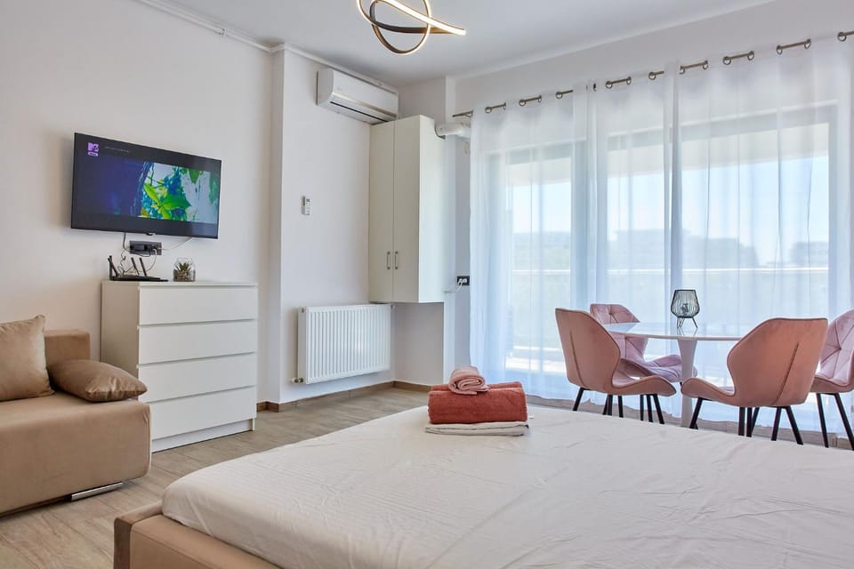 Bed, TV and multimedia, Photo of the whole room, Seating area, Dining area, air conditioner