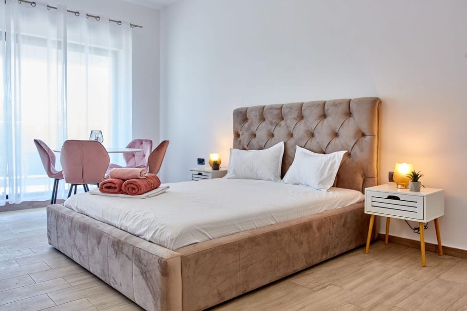 Bed, Photo of the whole room, Seating area