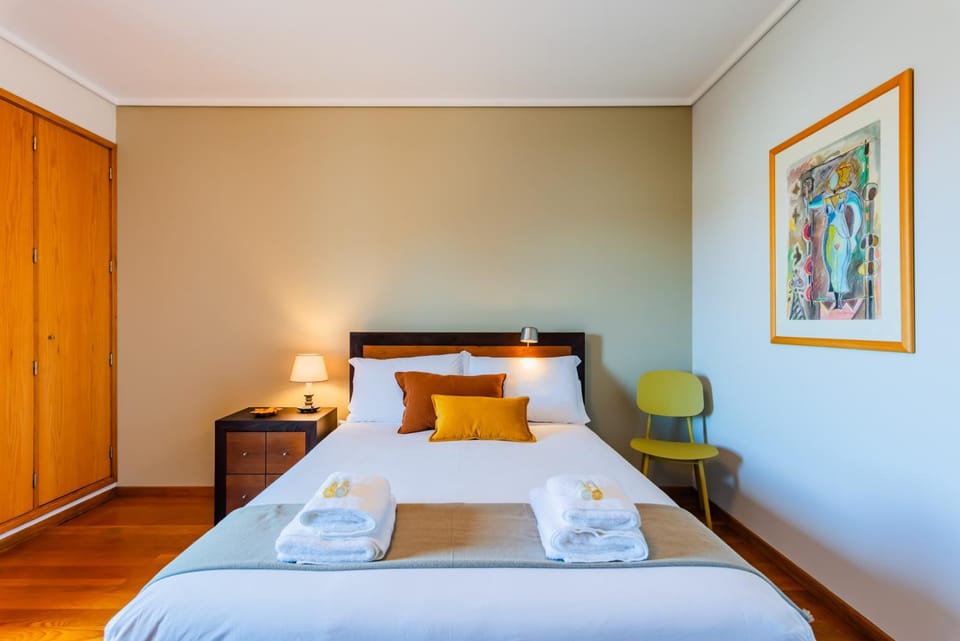 Bed, Photo of the whole room, Bedroom, towels