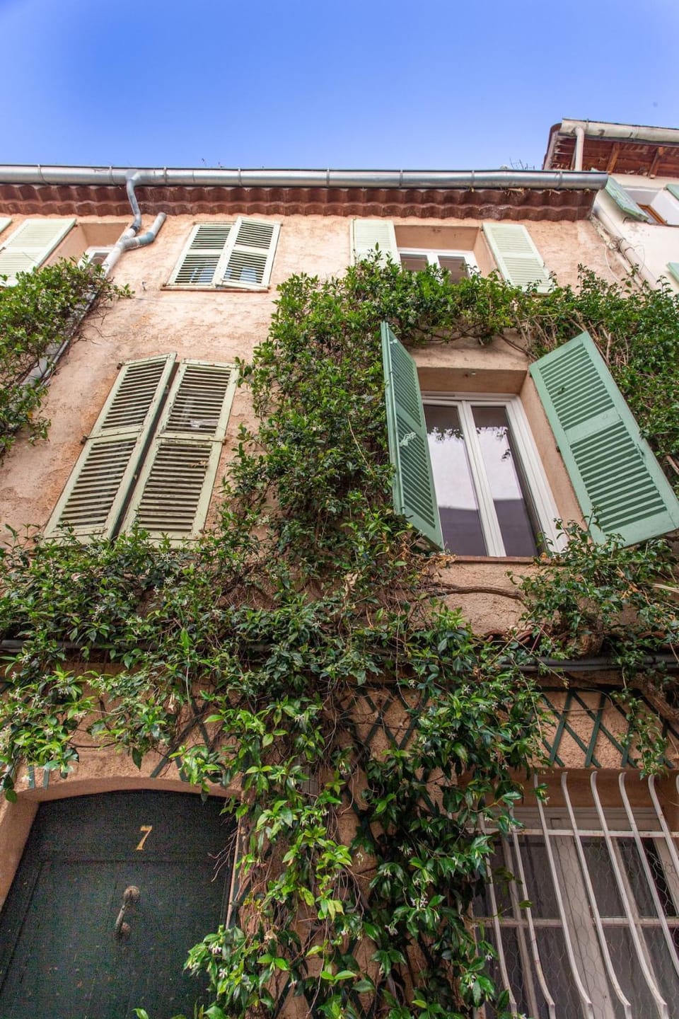 Charm of Vieil Antibes, quiet 2-4pers Apartment in Antibes
