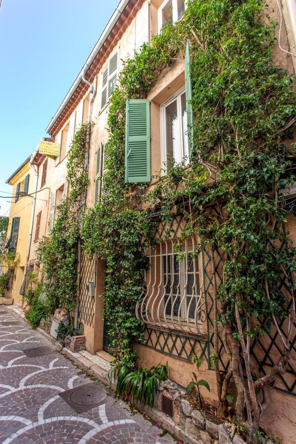 Charm of Vieil Antibes, quiet 2-4pers Apartment in Antibes
