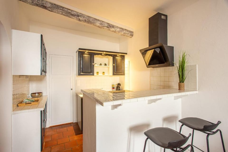 Charm of Vieil Antibes, quiet 2-4pers Apartment in Antibes