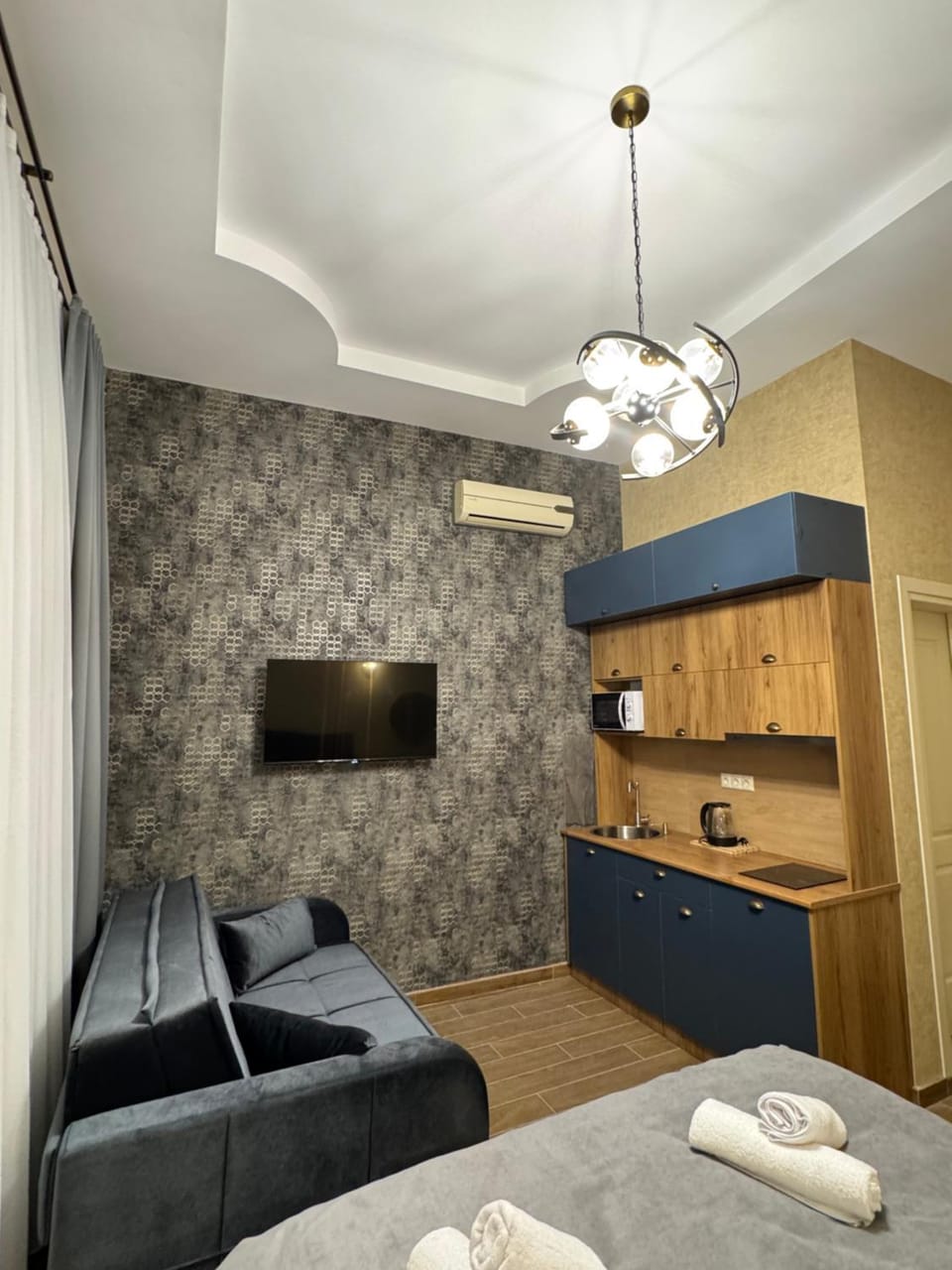 TV and multimedia, Coffee/tea facilities, Kitchen or kitchenette, Photo of the whole room, Seating area, Dining area