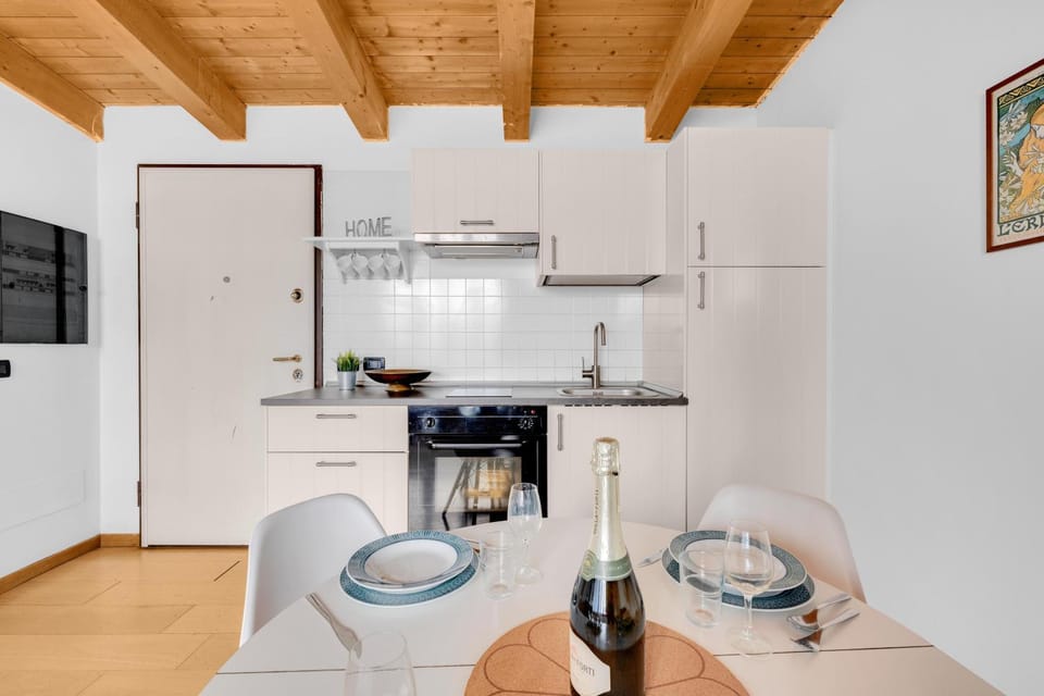Kitchen or kitchenette, Dining area, oven, stove