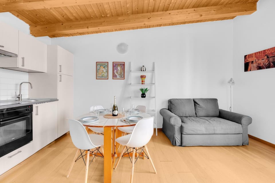 Kitchen or kitchenette, Living room, Seating area, Dining area, stove
