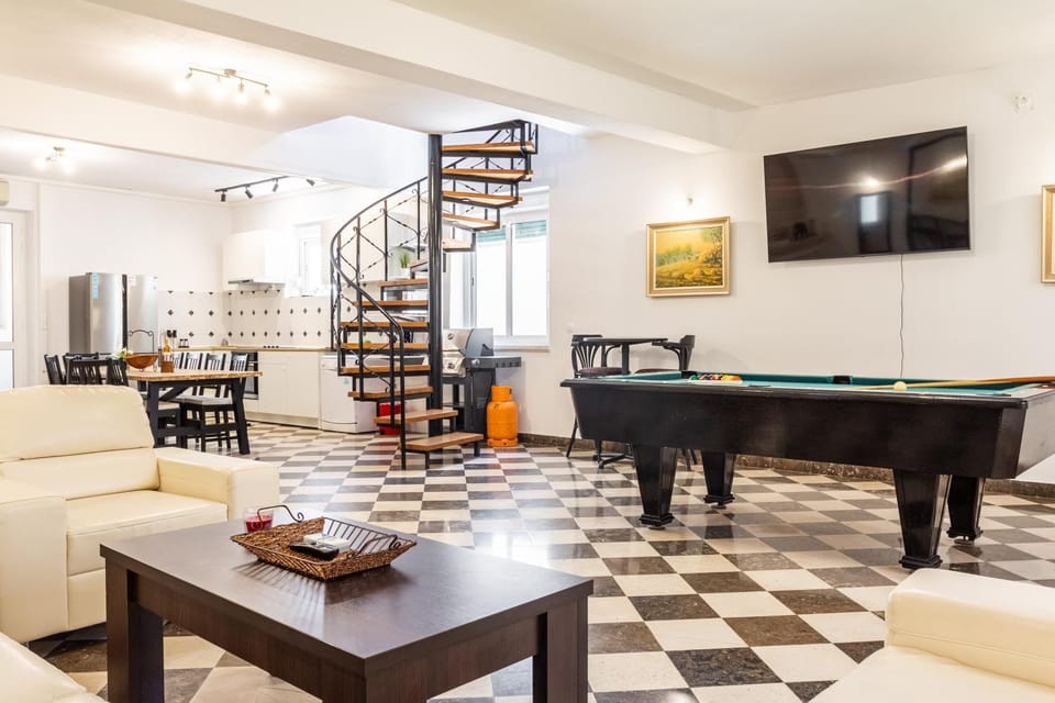 TV and multimedia, Living room, Seating area, Dining area