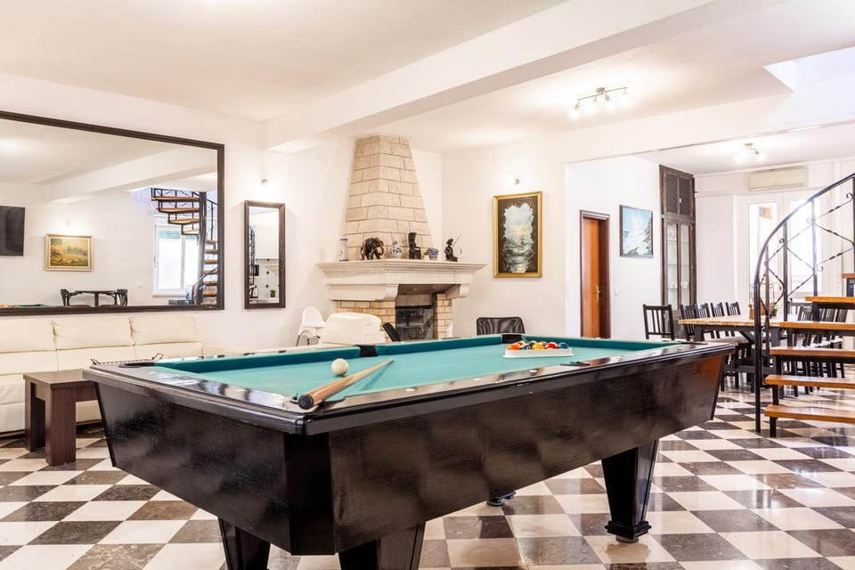 Billiard, Living room