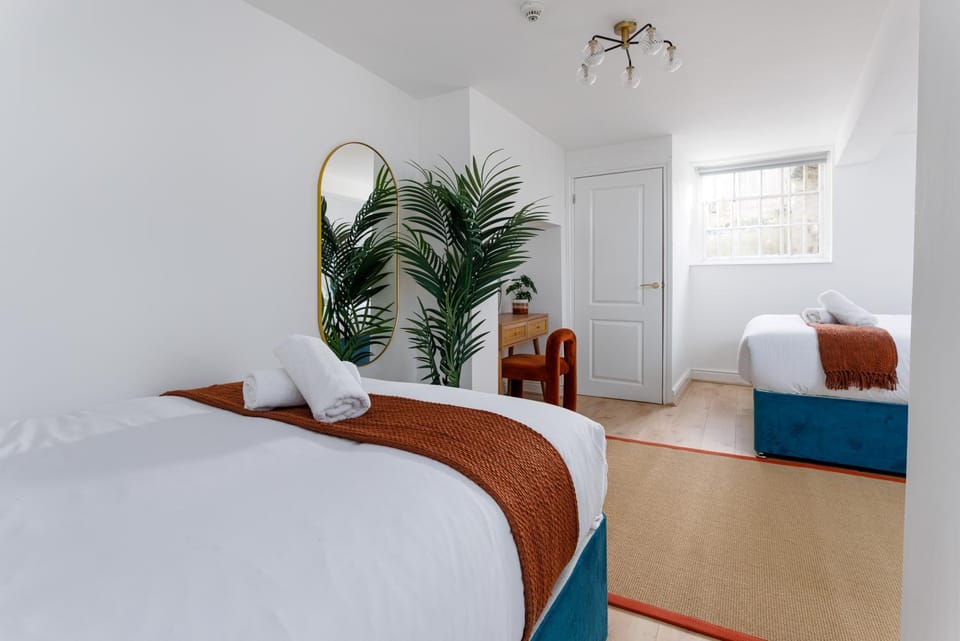 Flatzy - City Centre Mansion 2, Sleeps 22, 4 Baths House in Liverpool