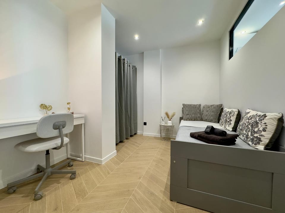 Bed, Seating area, Bedroom
