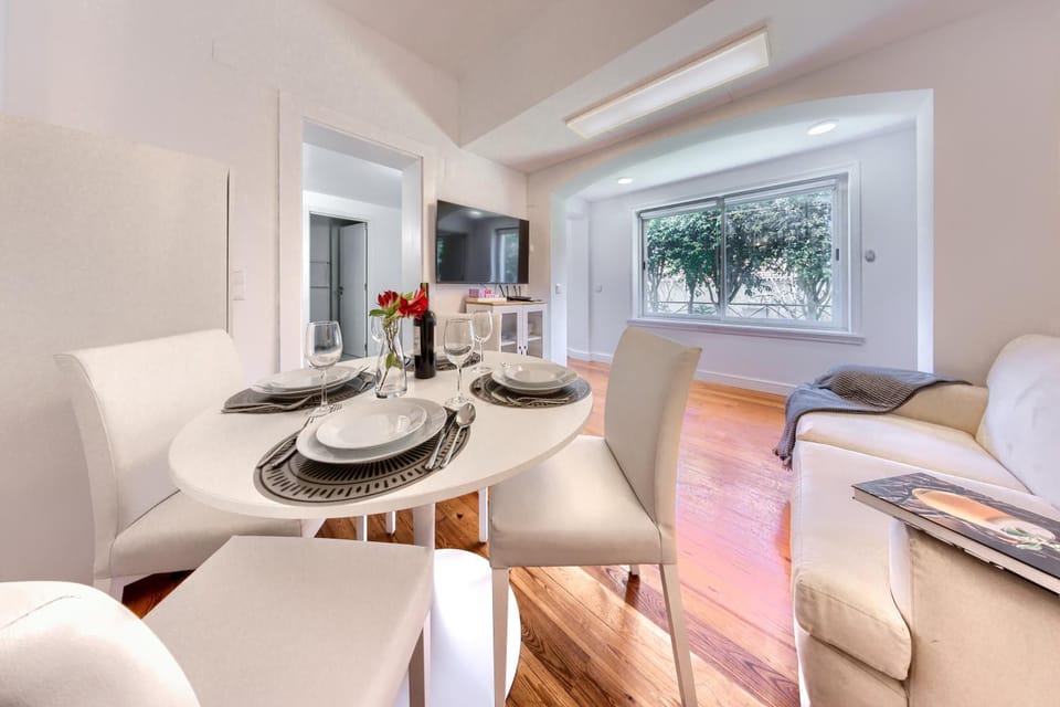 TV and multimedia, Seating area, Dining area