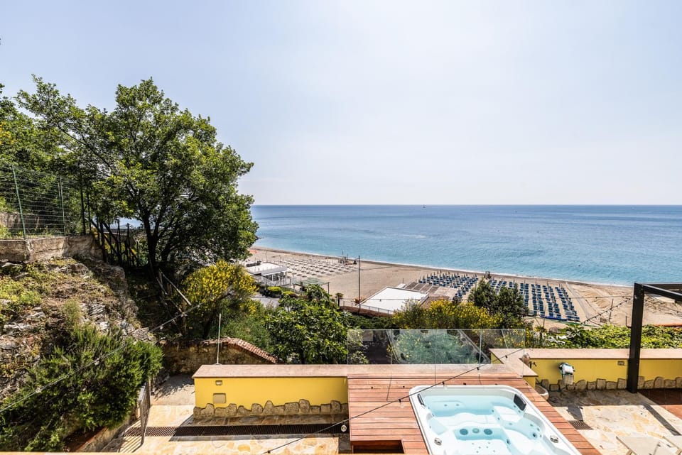 Nearby landmark, Day, Natural landscape, Hot Tub, View (from property/room), Beach, Sea view, sunbed