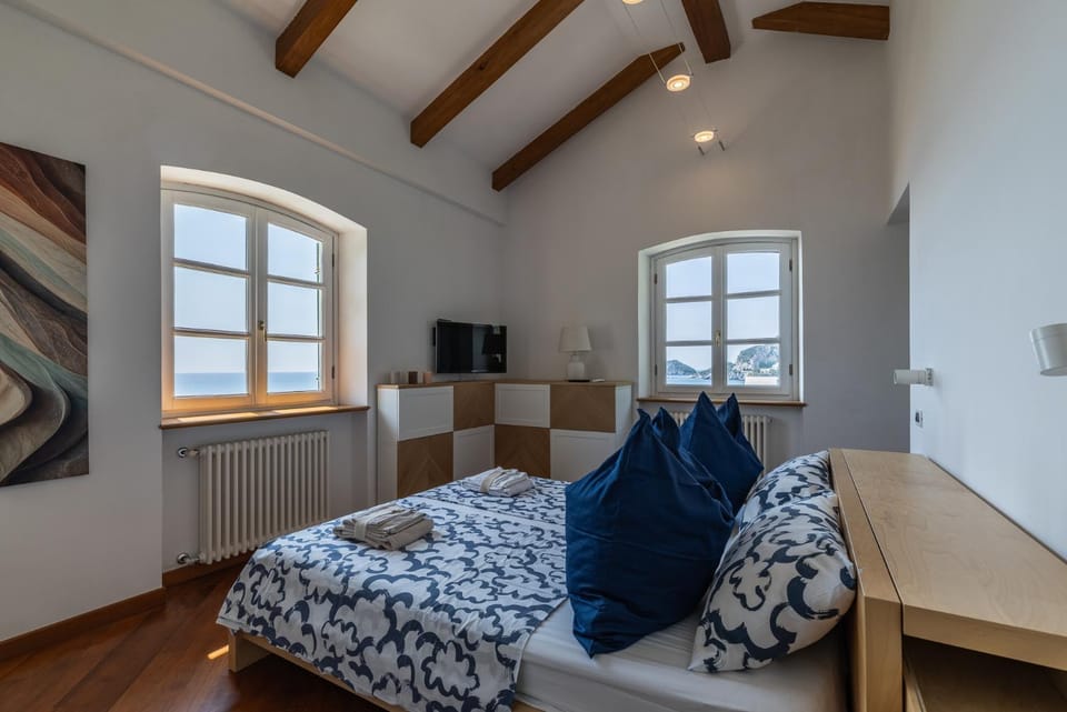 Bed, TV and multimedia, Photo of the whole room, Bedroom, Sea view, towels