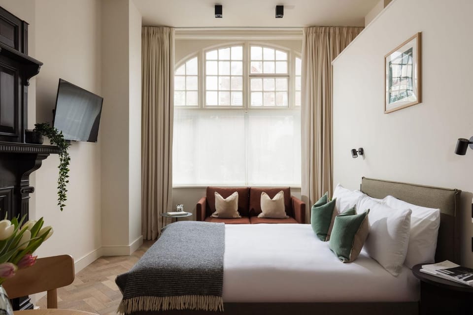 Bed, Photo of the whole room, Seating area