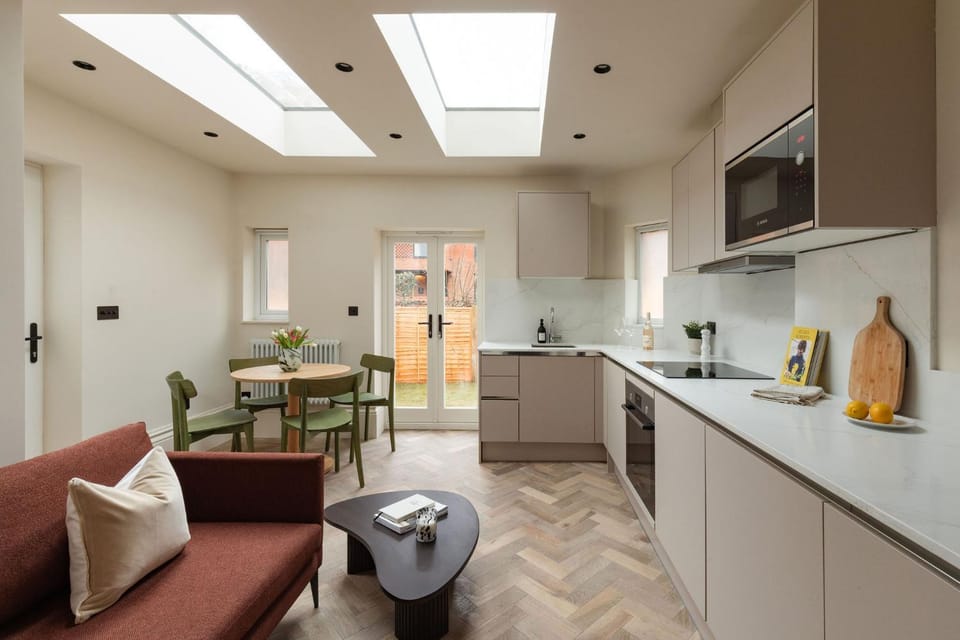 Kitchen or kitchenette, Living room, Seating area, Dining area