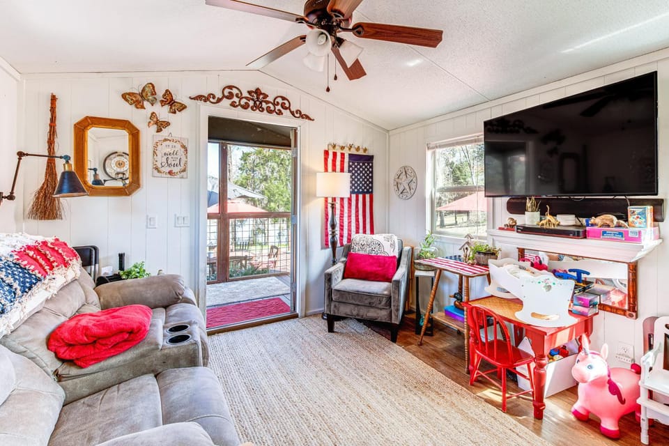 Lakefront Cabin in Brinson: ‘Behind the Moon’ Cabin in Georgia