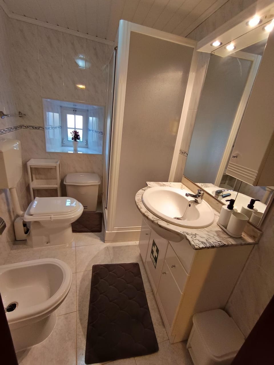 Shower, Toilet, Bathroom, Bath, bidet, towels