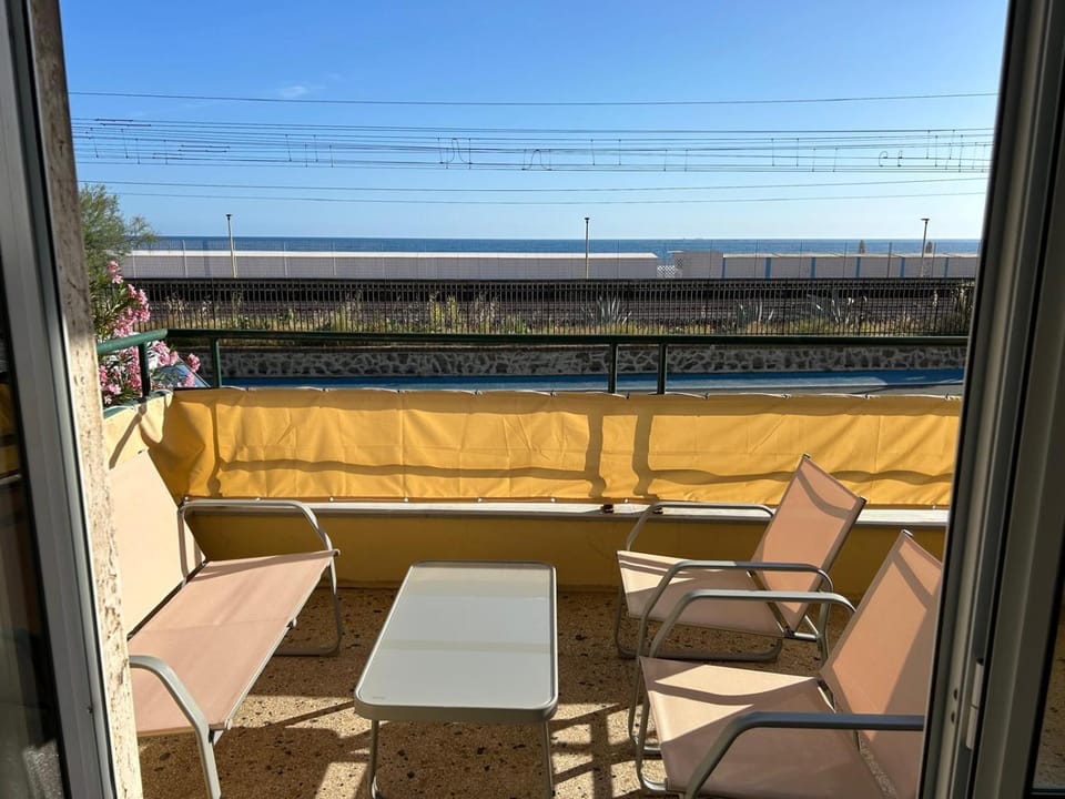 Natural landscape, Balcony/Terrace, Seating area