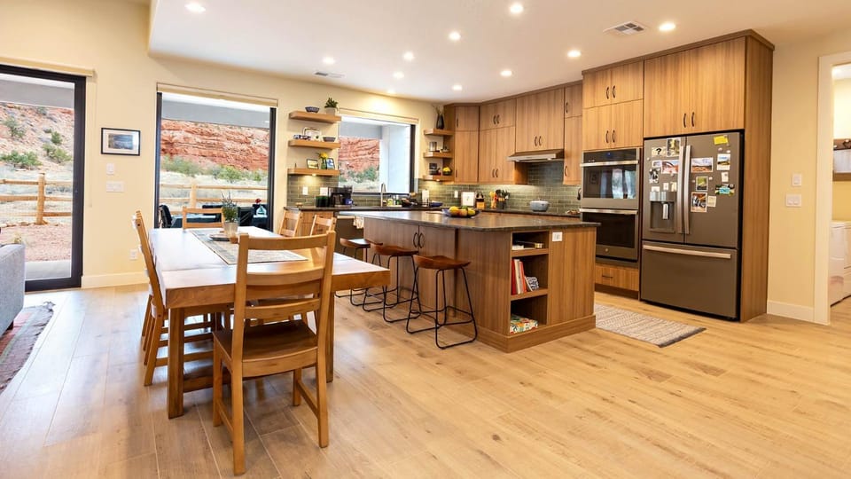 Kitchen or kitchenette, Dining area
