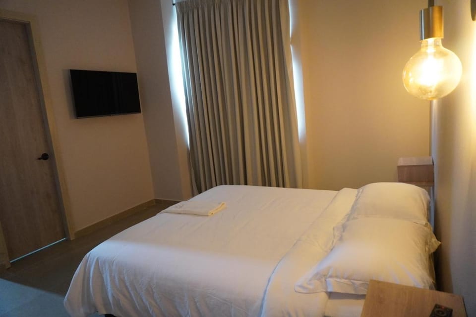 Bed, TV and multimedia, Photo of the whole room, Bedroom
