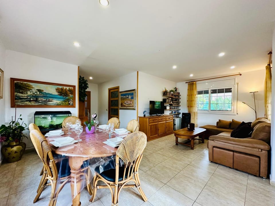 Living room, Dining area