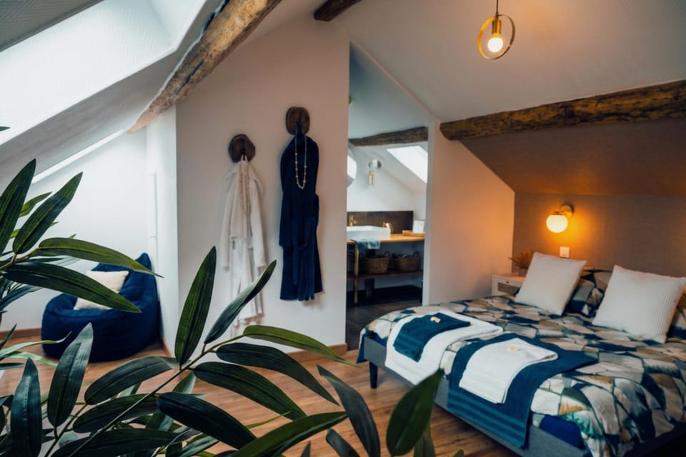 Photo of the whole room, Bedroom, towels