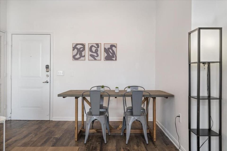 Texas Themed 2BR 2B Apt with Pool Parking and WIFI Apartment in Montopolis
