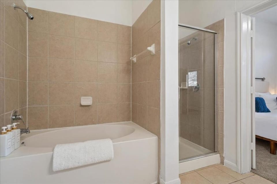 Texas Themed 2BR 2B Apt with Pool Parking and WIFI Apartment in Montopolis
