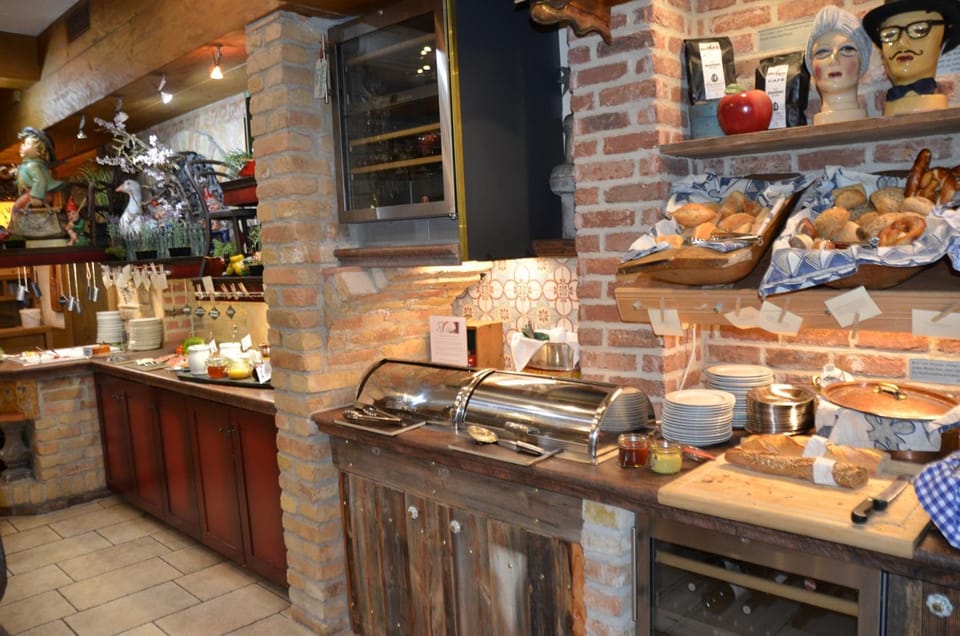 Restaurant/places to eat, Food and drinks, Buffet breakfast