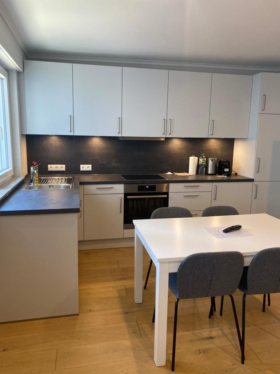 Coffee/tea facilities, Kitchen or kitchenette, Dining area