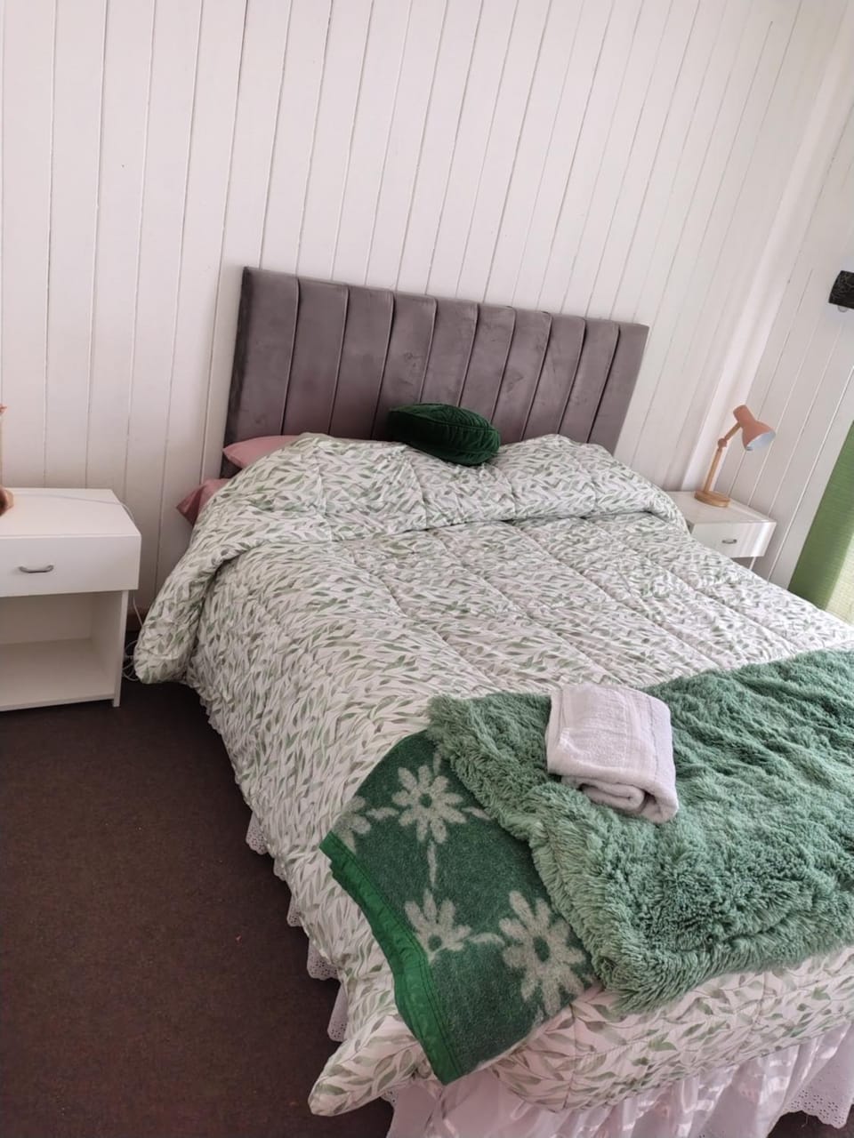 Bed, towels
