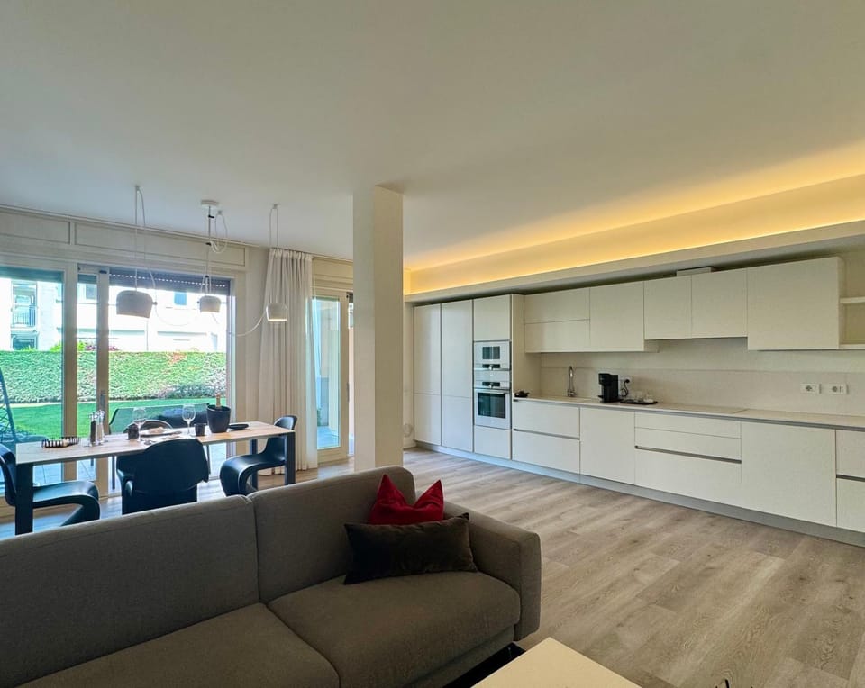 La Vita LakeView - Garden & Pool Apartment in Province of Brescia