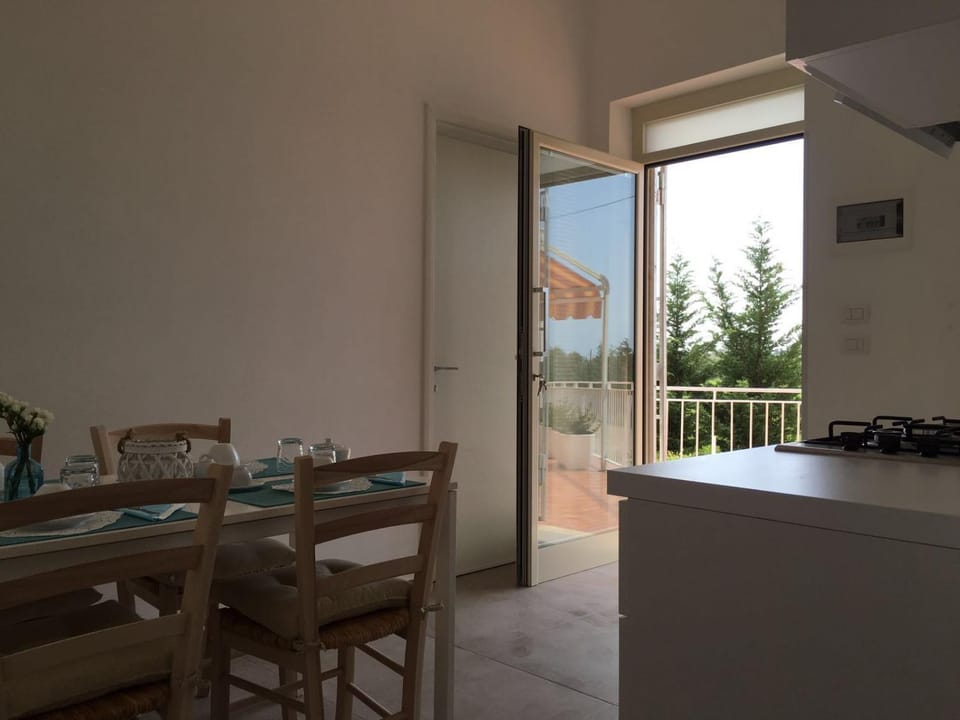 Kitchen or kitchenette, Dining area