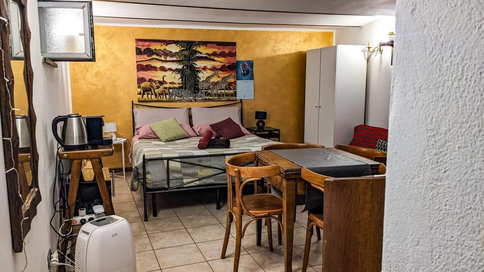 Coffee/tea facilities, Kitchen or kitchenette, Dining area