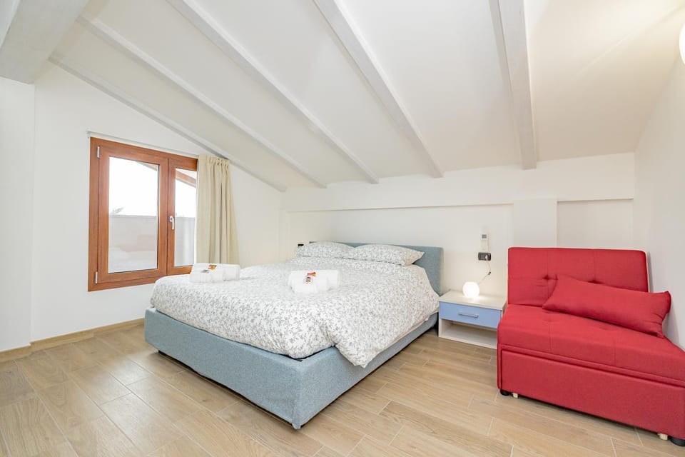 Photo of the whole room, Bedroom