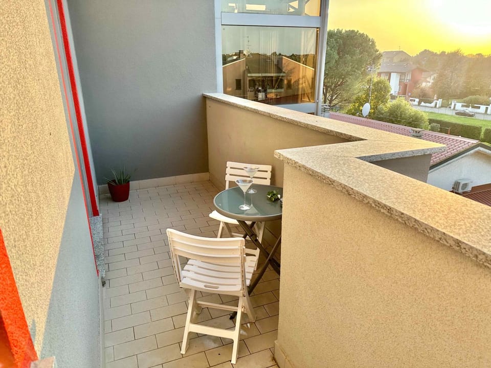 Property building, Day, Natural landscape, View (from property/room), Balcony/Terrace, Dining area