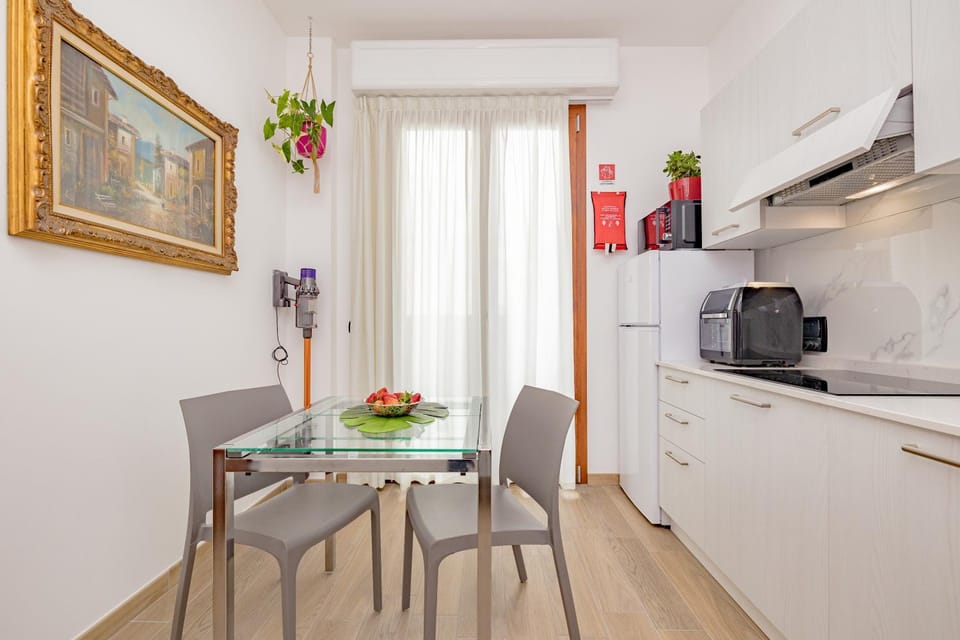 Kitchen or kitchenette, Dining area