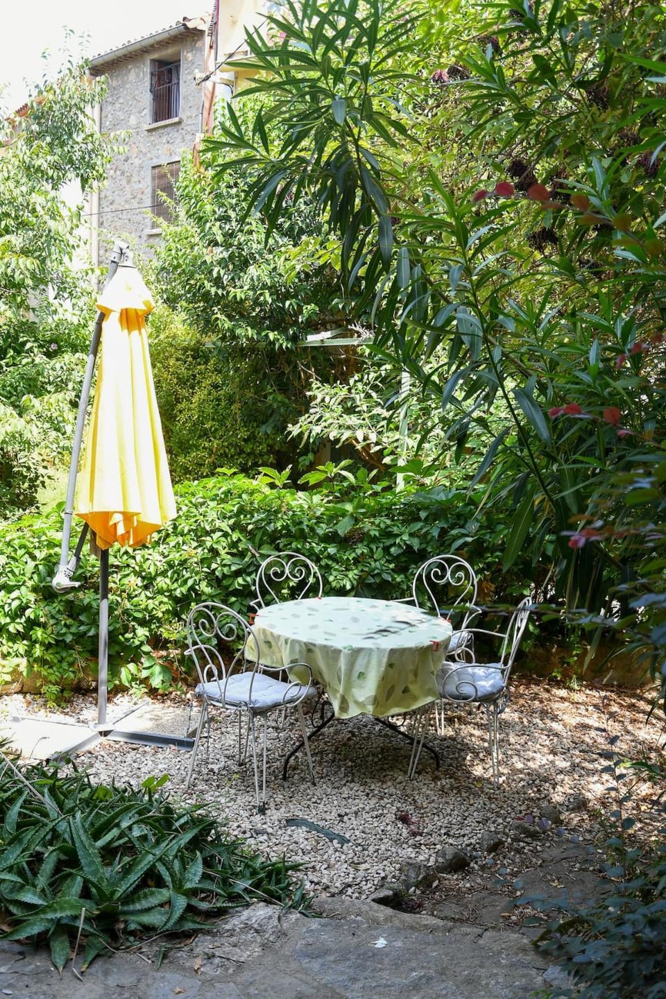 Garden, Dining area