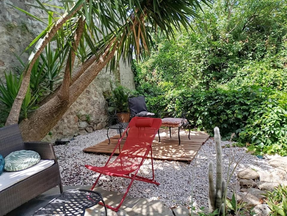 Patio, Living room