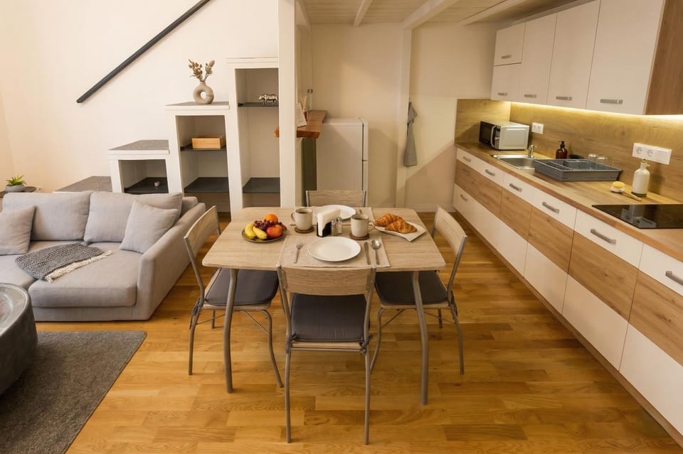 Coffee/tea facilities, Kitchen or kitchenette, Living room, Food and drinks, Seating area, Dining area, Food, minibar