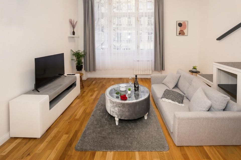 Communal lounge/ TV room, TV and multimedia, Living room, Seating area, Evening entertainment