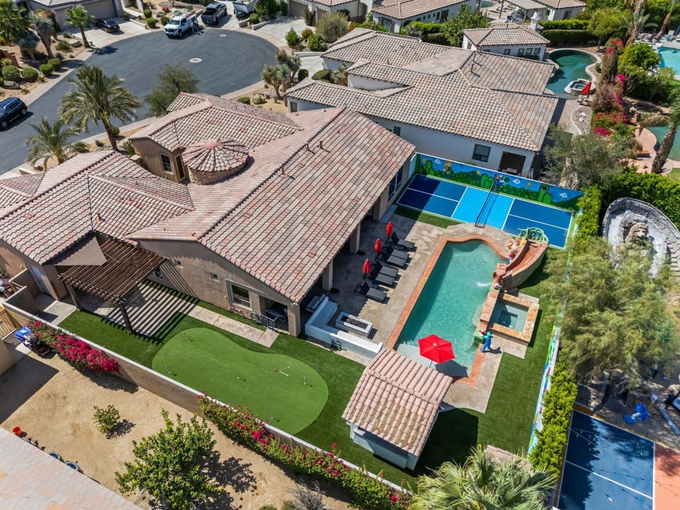 Property building, Day, Neighbourhood, Bird's eye view, Pool view, Street view, Swimming pool, sunbed