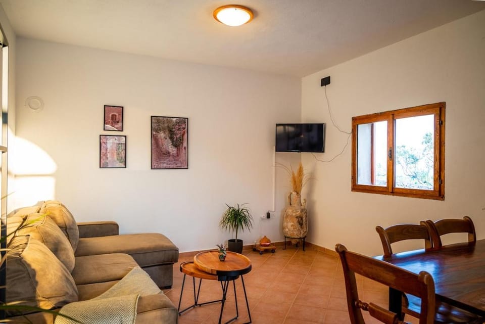 TV and multimedia, Living room, Seating area, Dining area