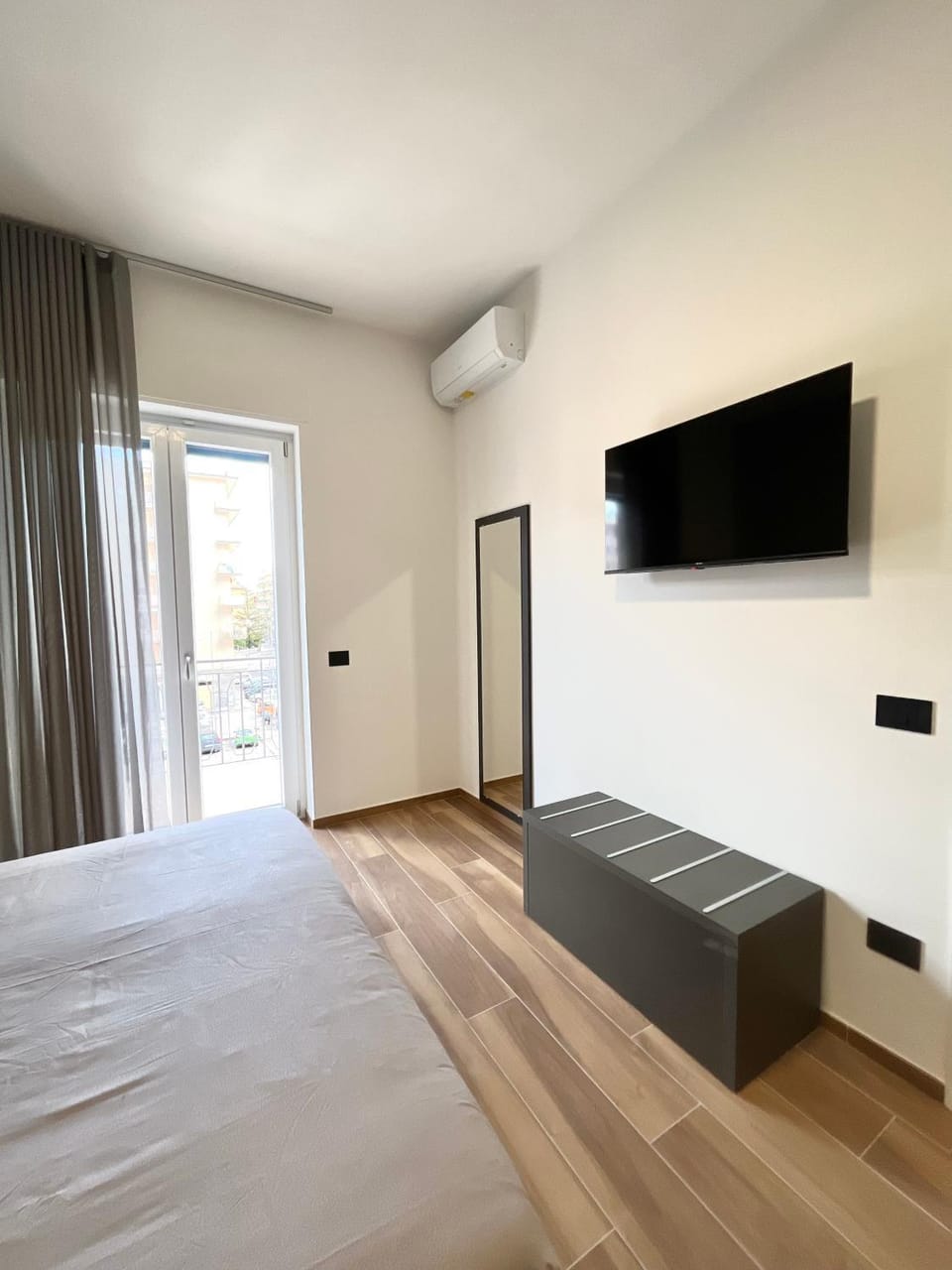 Bed, TV and multimedia, Balcony/Terrace, Bedroom, air conditioner